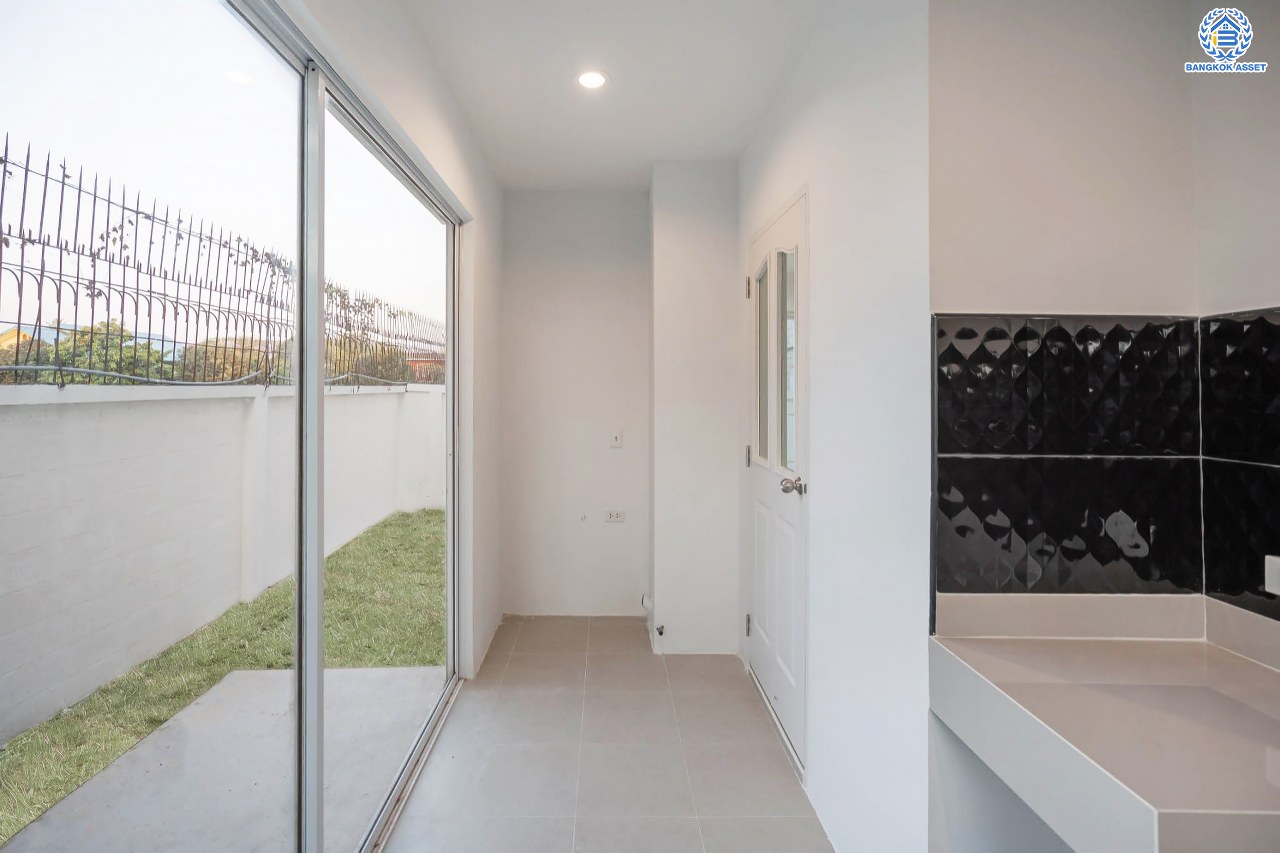 บ้านมือสองตกแต่งใหม่ โครงการ ชลลดา วัดลาดปลาดุก คุณภาพระดับ L&H บนเนื้อที่ 51.3 ตร.ว. ฟังก์ชัน 3 ห้องนอน 2 ห้องน้ำ 1 ที่จอดรถ บนทำเลศักยภาพ เชื่อมต่อหลายเส้นทาง ใกล้รถไฟฟ้าสายสีม่วง "สถานีคลองบางไผ่" และเซ็นทรัลเวสท์เกต...